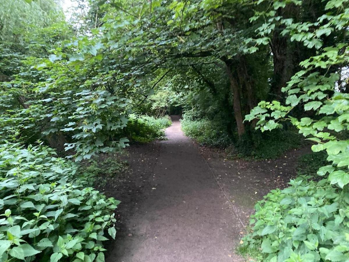 Contemporary Trumpington Apartment With Self Check-In ,Free On-Site Parking, Terrace, Super Fast Wifi & 5 Mins Drive To Papworth & Addenbrookes Hospitals Кеймбридж Екстериор снимка
