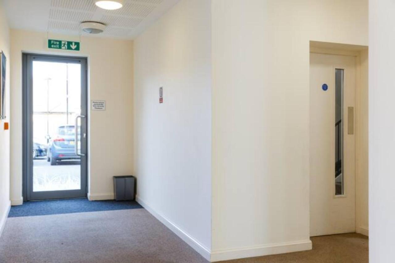 Contemporary Trumpington Apartment With Self Check-In ,Free On-Site Parking, Terrace, Super Fast Wifi & 5 Mins Drive To Papworth & Addenbrookes Hospitals Кеймбридж Екстериор снимка