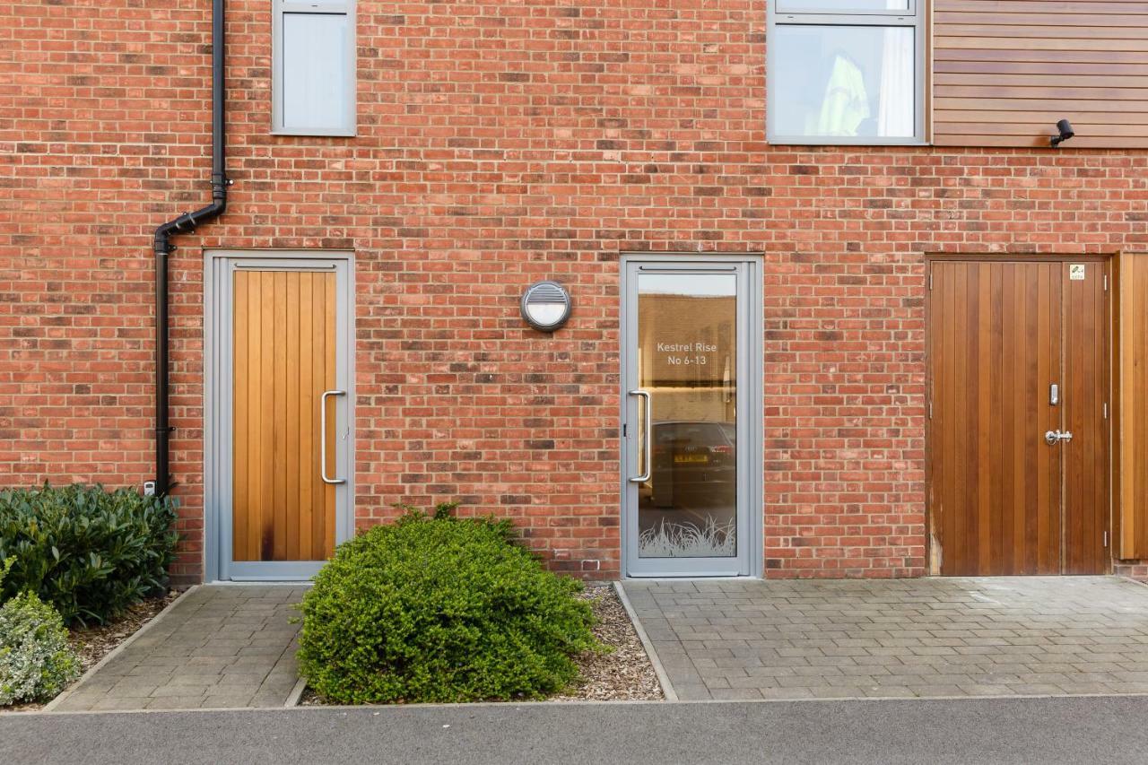 Contemporary Trumpington Apartment With Self Check-In ,Free On-Site Parking, Terrace, Super Fast Wifi & 5 Mins Drive To Papworth & Addenbrookes Hospitals Кеймбридж Екстериор снимка