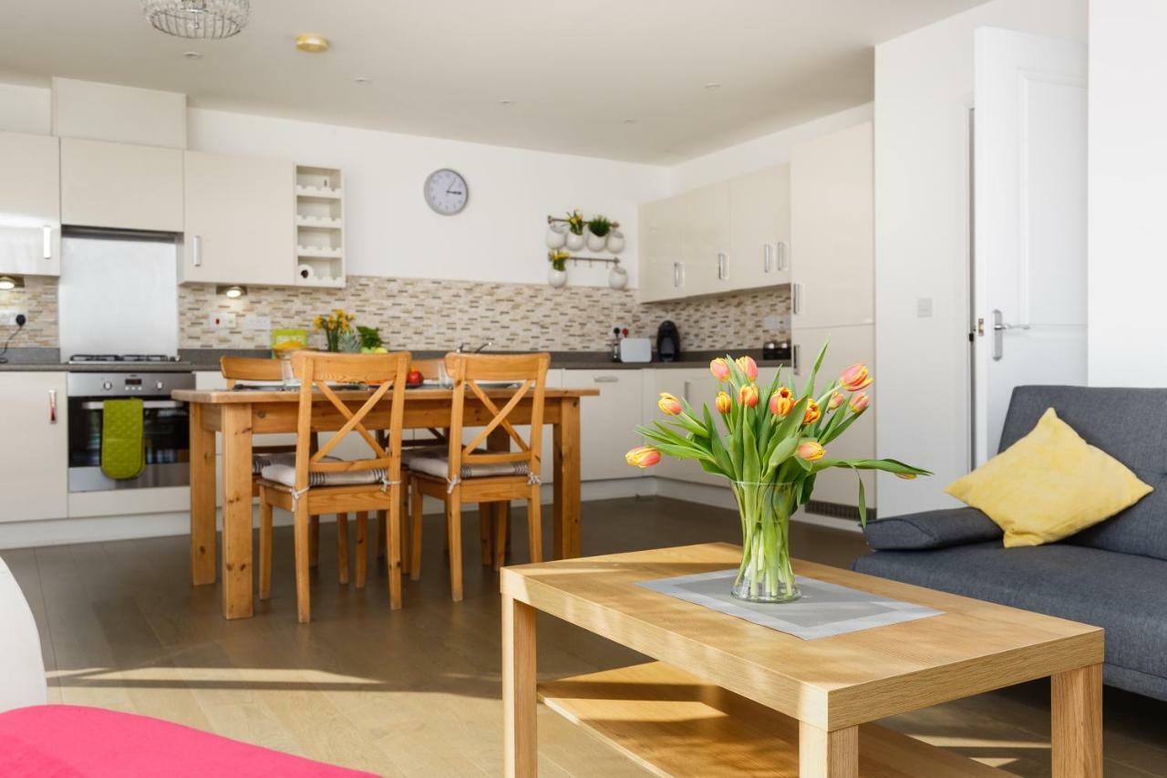 Contemporary Trumpington Apartment With Self Check-In ,Free On-Site Parking, Terrace, Super Fast Wifi & 5 Mins Drive To Papworth & Addenbrookes Hospitals Кеймбридж Екстериор снимка