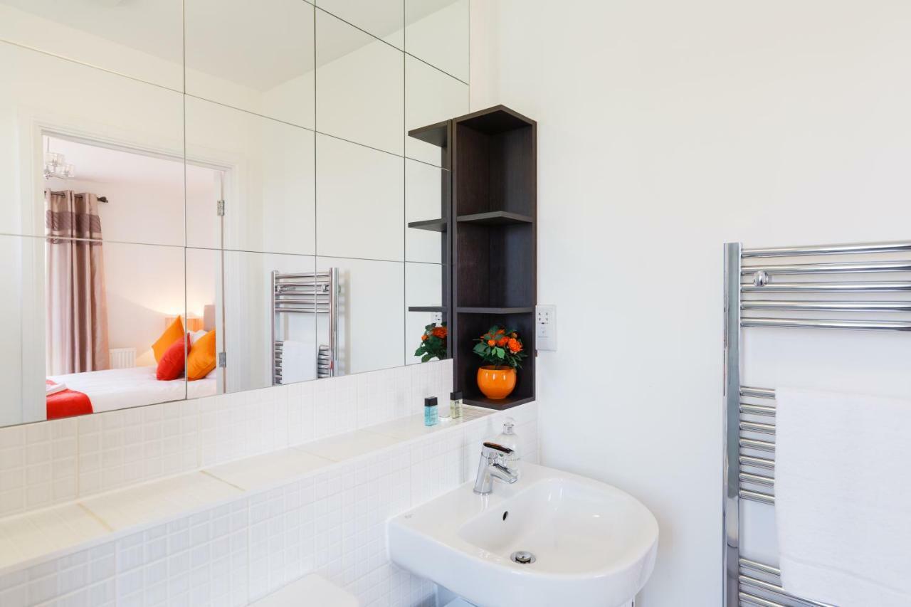 Contemporary Trumpington Apartment With Self Check-In ,Free On-Site Parking, Terrace, Super Fast Wifi & 5 Mins Drive To Papworth & Addenbrookes Hospitals Кеймбридж Екстериор снимка