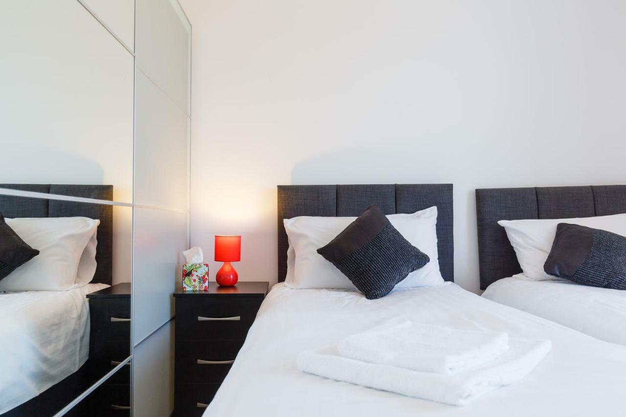 Contemporary Trumpington Apartment With Self Check-In ,Free On-Site Parking, Terrace, Super Fast Wifi & 5 Mins Drive To Papworth & Addenbrookes Hospitals Кеймбридж Екстериор снимка