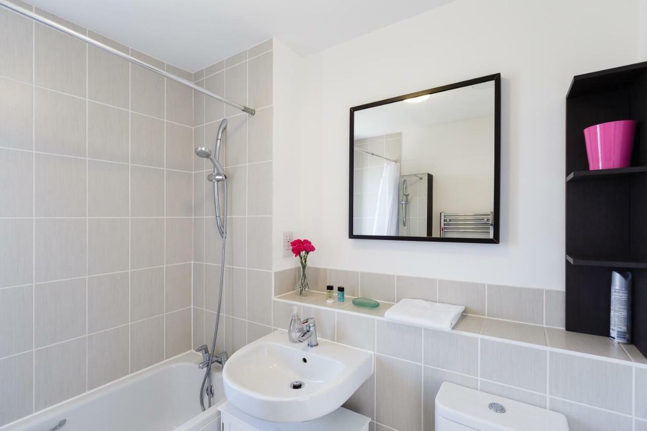 Contemporary Trumpington Apartment With Self Check-In ,Free On-Site Parking, Terrace, Super Fast Wifi & 5 Mins Drive To Papworth & Addenbrookes Hospitals Кеймбридж Екстериор снимка