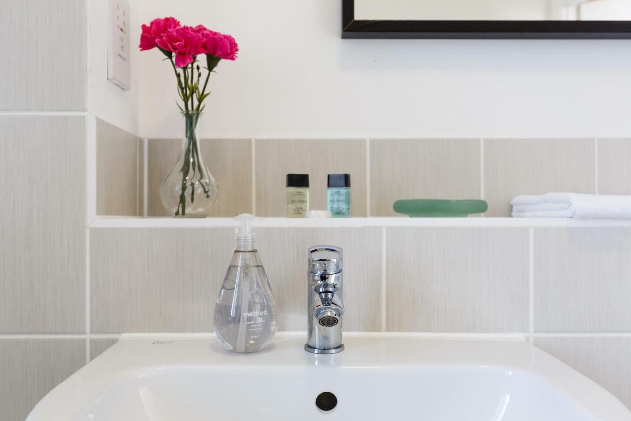 Contemporary Trumpington Apartment With Self Check-In ,Free On-Site Parking, Terrace, Super Fast Wifi & 5 Mins Drive To Papworth & Addenbrookes Hospitals Кеймбридж Екстериор снимка